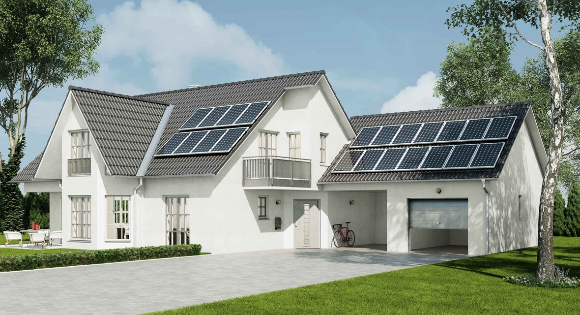 Modernes Einfamilienhaus mit Photovoltaik-Anlage auf dem Dach bei Sonnenschein
